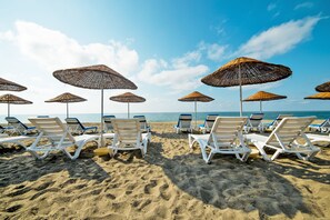 Private beach, sun-loungers, beach umbrellas - Sanli Beach Resort (Caycuma)