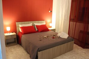 Egyptian cotton sheets, premium bedding, down comforters, desk - Harmony Rooms (Catania)