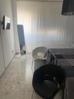 Egyptian cotton sheets, premium bedding, down comforters, desk - Harmony Rooms (Catania)