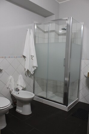 Dusche, Regendusche, kostenlose Toilettenartikel, Haartrockner