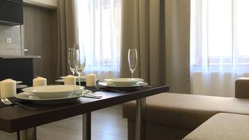 Deluxe Apartment, City View | 1 bilik tidur, meja, langsir/tirai gelap terus, seterika/papan seterika