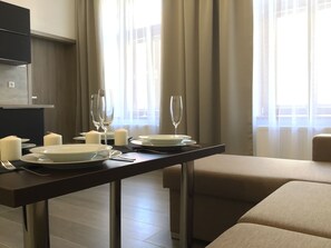 Appartamento Deluxe, vista città | 1 camera, una scrivania, tende oscuranti, ferro/asse da stiro