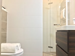Deluxe Apartment, City View | Bathroom