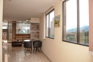 公寓, 2 間臥室 (402) | 客廳 | LCD 電視