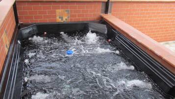 Apartment, 5 Bedrooms (501) | Jetted tub