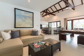 6-Bedroom Villa with Private Pool | Wohnbereich | Flachbildfernseher, DVD-Player, Tischtennisplatte