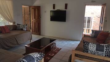 บ้านพัก, 4 ห้องนอน | ห้องนั่งเล่น | ทีวีจอแบน 42 นิ้ว พร้อมช่องดาวเทียม, ทีวี