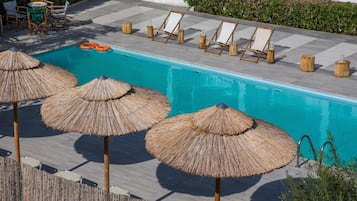 Una piscina al aire libre de temporada