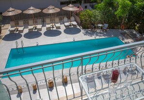 Una piscina al aire libre de temporada