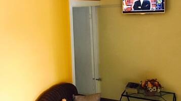 Apartamento | Sala de estar | Una televisión de pantalla plana