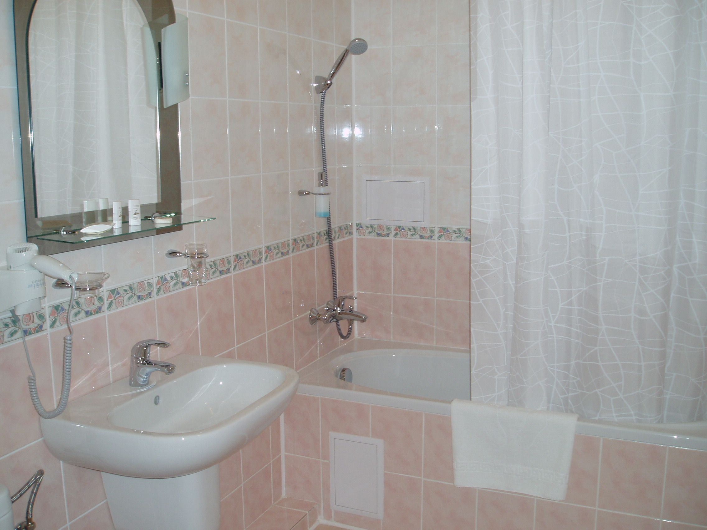Ein Badezimmer mit Waschbecken, Dusche und Badewanne.