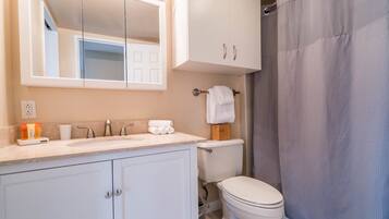 Superior Condo, 1 Queen Bed | Bathroom | Towels, shampoo