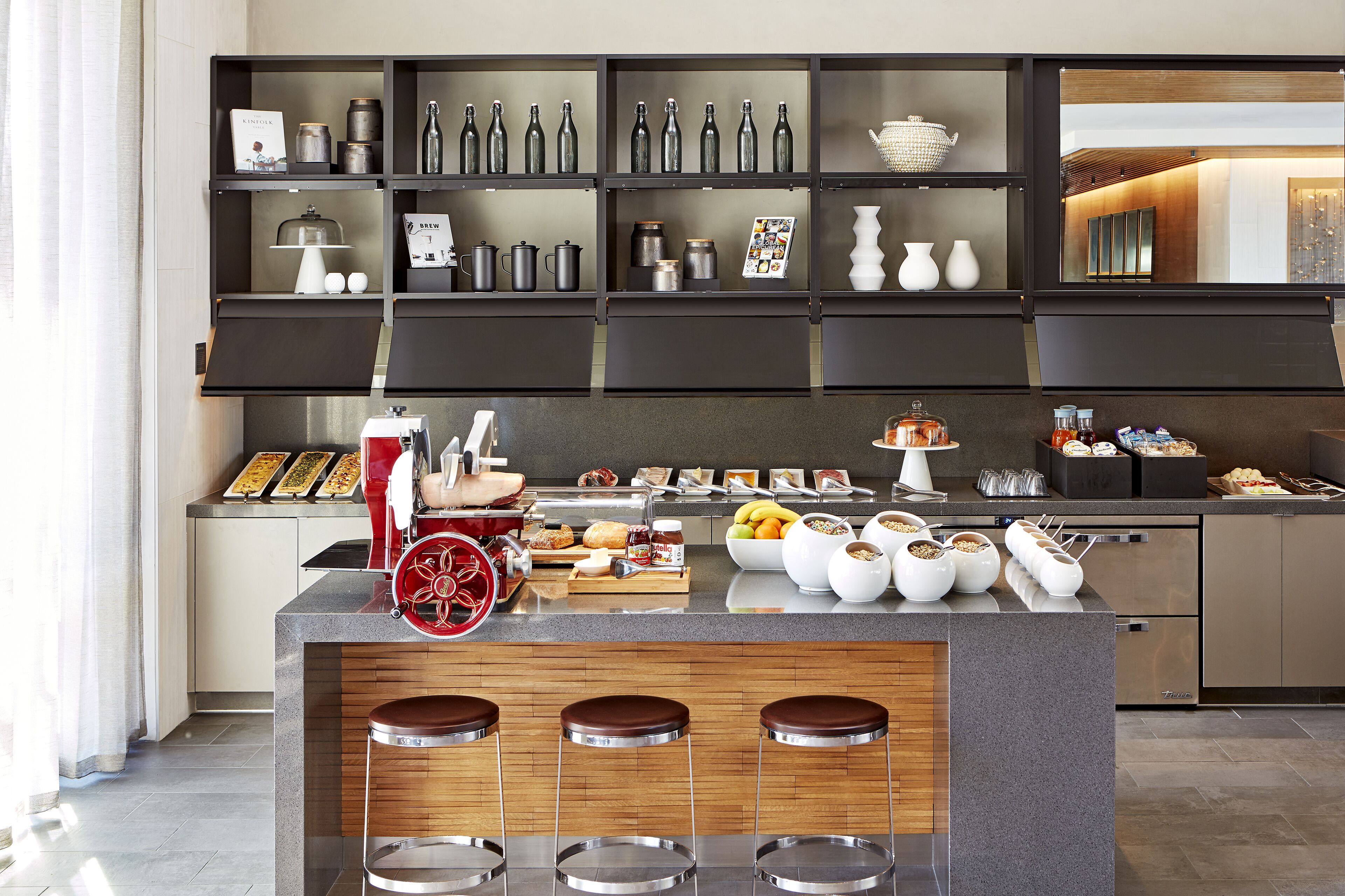 فطور قائم على الخدمة الذاتية يوميًا مقابل رسوم