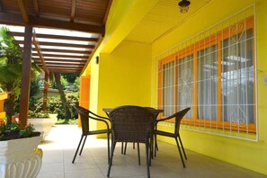 Double Room | Living area | LCD TV, DVD player - Locar-in Gramado Residencial Centro Bem Estar (Gramado)