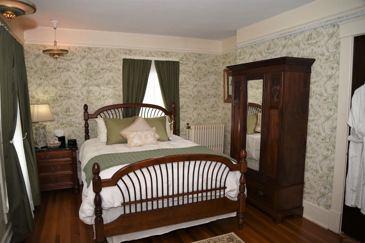 Oakbrook Room | 4 bedrooms, premium bedding, down comforters, pillowtop beds