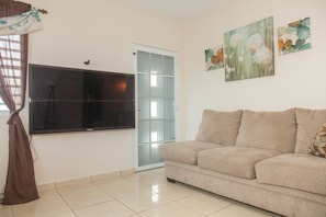 Casa, 3 habitaciones | Sala de estar | Una televisión de pantalla plana