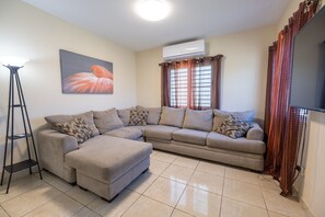 Casa, 3 habitaciones | Zona de estar | Una televisión de pantalla plana