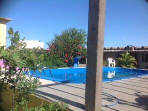 Una piscina al aire libre
