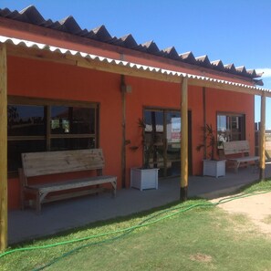Vista frontal de la propiedad
