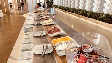 Daily continental breakfast (EUR 9 per person)