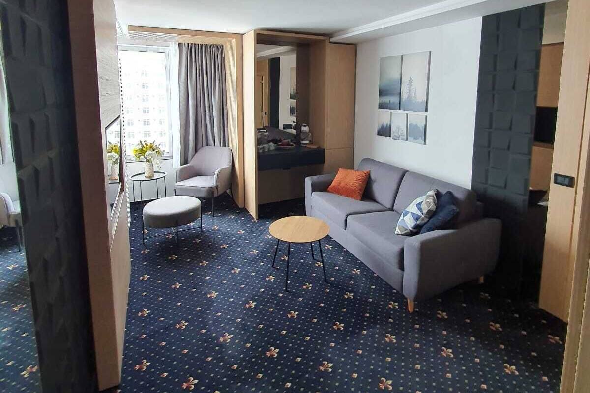 Suite Superior | Area keluarga | TV layar datar