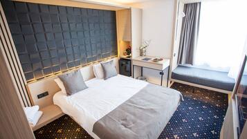 Chambre Double Deluxe, 1 grand lit et 1 canapé-lit, vue partielle sur la mer | 1 chambre, literie de qualité supérieure, minibar