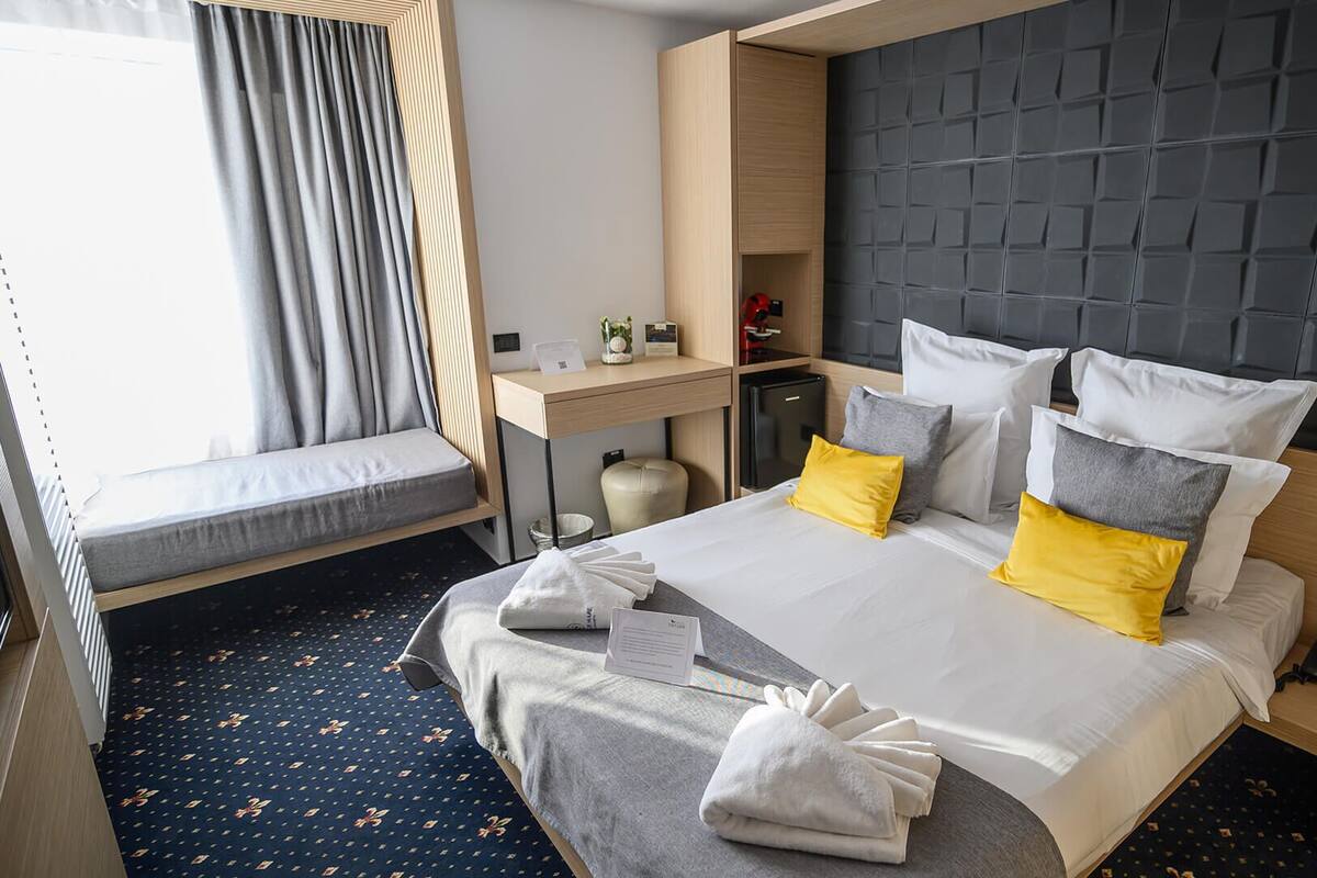 Kamar Double Superior, 1 Tempat Tidur Queen, pemandangan laut terbatas | 1 kamar tidur, seprai premium, minibar, dan tirai kedap cahaya