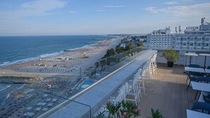 A balcony with a view of a beach and a hotel building. - Aqvatonic Balneo Spa - Steaua de Mare (Eforie)