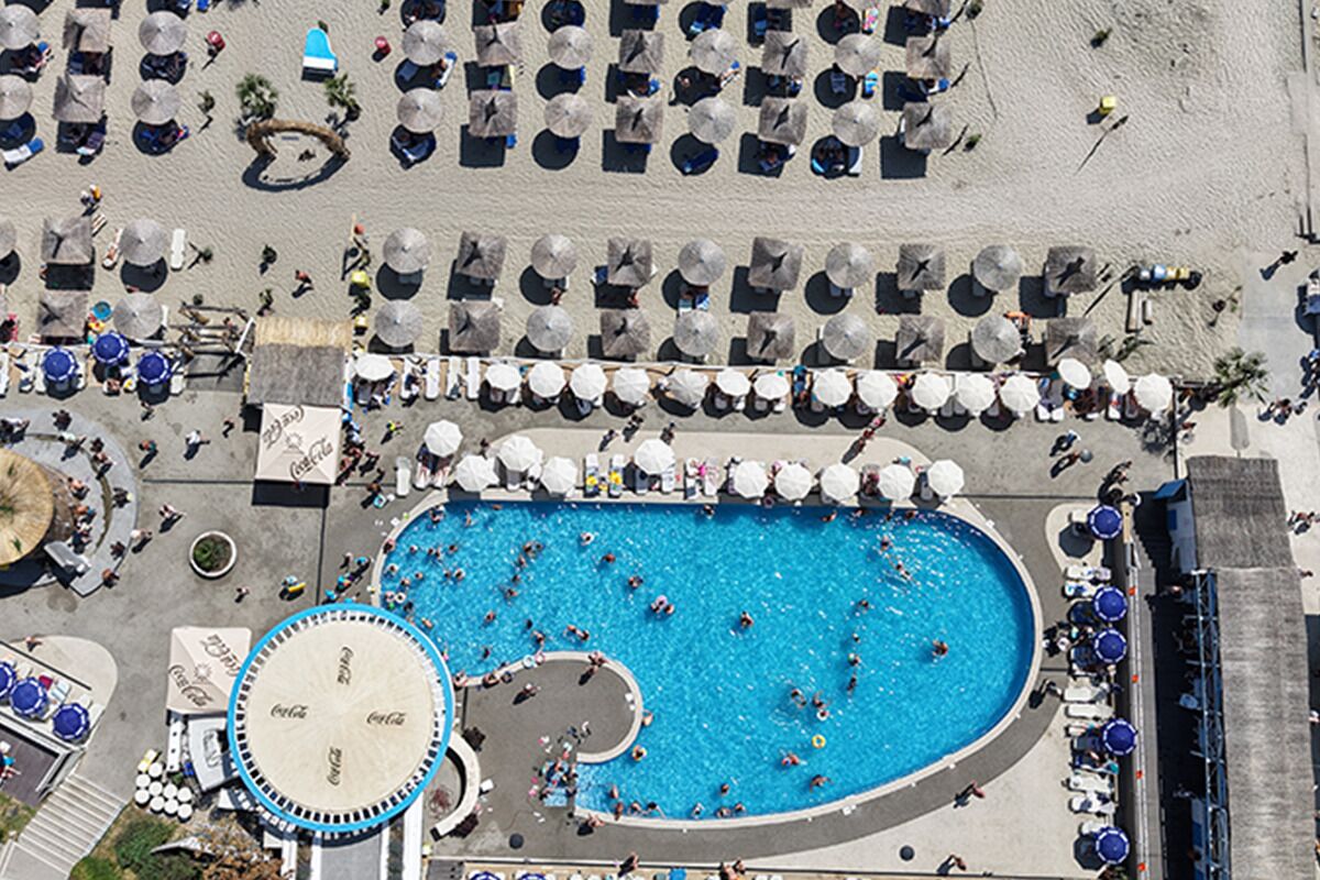 Alberca techada y alberca al aire libre por temporada