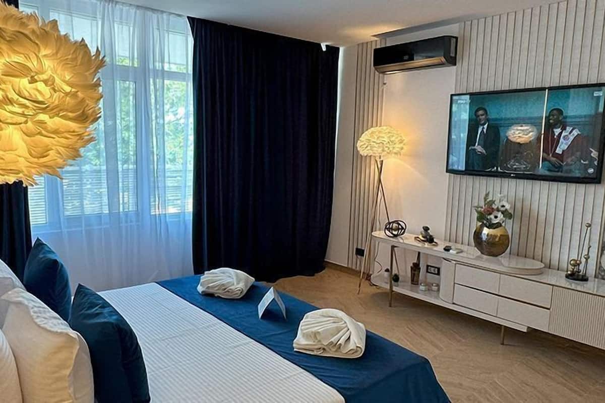 Premium Suite | 1 bedroom, premium bedding, minibar, individually furnished