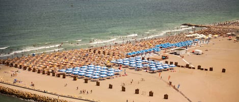 Una spiaggia nelle vicinanze