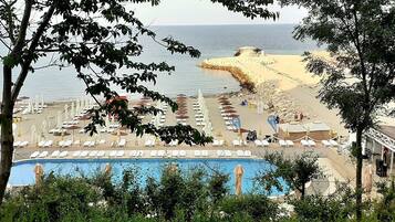 Una piscina cubierta, una piscina al aire libre de temporada