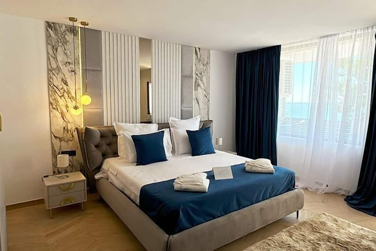 Suite Deluks | 1 kamar tidur, seprai premium, minibar, dan tirai kedap cahaya