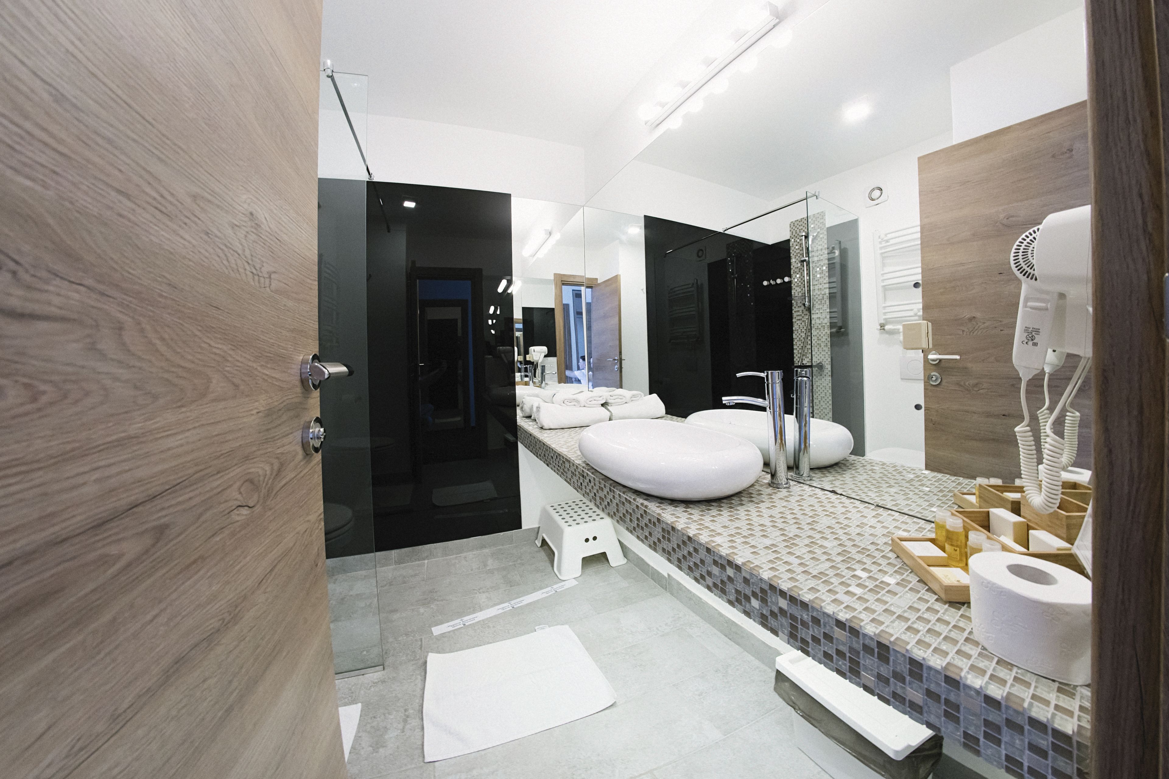 deluxe double room, sea view | bathroom | shower, free toiletries, hair dryer, bathrobes