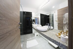 Quarto casal luxo, vista para o mar | Banheiro | Chuveiro, produtos de toalete grátis, secador de cabelo 