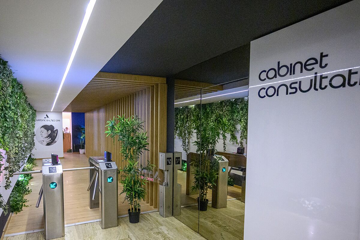 En modern entréhall med en receptionsdisk, biljettspärrar och en skylt med texten ”konsultation för arkivfrågor”.