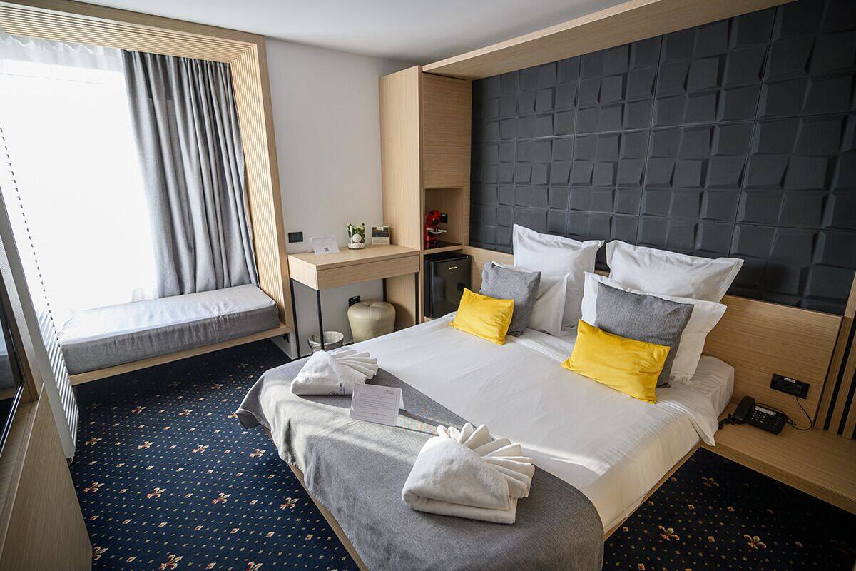 Kamar Double Premium, 1 Tempat Tidur Queen, pemandangan laut terbatas | 1 kamar tidur, seprai premium, minibar, dan tirai kedap cahaya