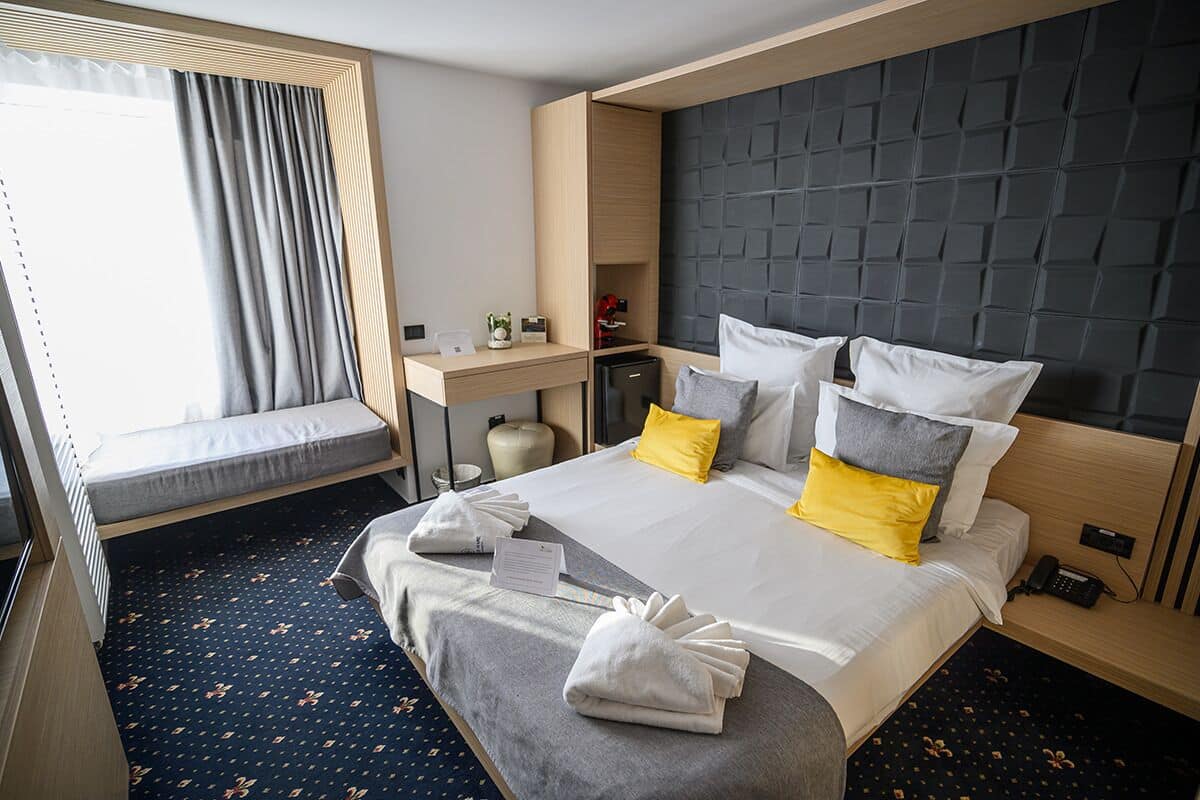 Quarto casal premium, 1 cama Queen, vista parcial para o mar | 1 quarto, roupas de cama premium, frigobar, individualmente mobiliados