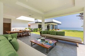 Six Bedrooms Villa | 거실 공간 | 평면 TV, 넷플릭스