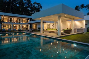 Six Bedrooms Villa | Terrace/patio