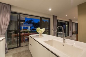 Six Bedrooms Villa | Cuisine privée | Réfrigérateur grande capacité avec congélateur, four à micro-ondes
