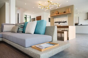 Six Bedrooms Villa | 거실 공간 | 평면 TV, 넷플릭스