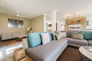 Six Bedrooms Villa | Aire de séjour | Téléviseur à écran plat, Netflix