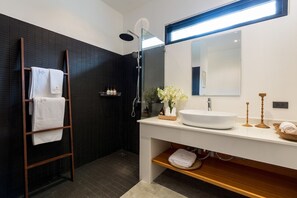 Six Bedrooms Villa | Bathroom | Shower, rainfall showerhead, free toiletries, hair dryer - Villa Thansamaay (Koh Samui)
