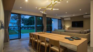Six Bedrooms Villa | In-room dining