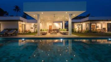 Six Bedrooms Villa | Teras/patio