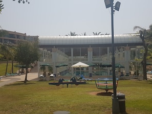 Piscine couverte, piscine extérieure