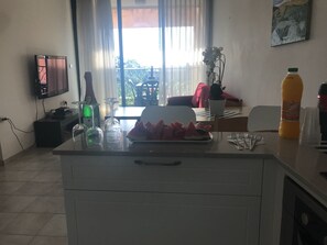 Refrigerador con congelador, microondas, horno y parrilla de estufa 
