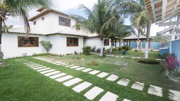 Casa básica, 4 quartos, no andar executivo | Terraço/pátio
