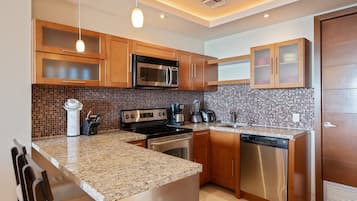 Condo | Cocina privada | Refrigerador con congelador, microondas, horno y parrilla de estufa